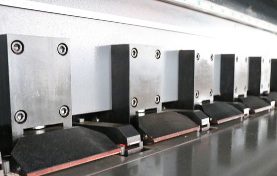 El CNC de la chapa cortó la máquina el 1250x6000Mm, V vertical ULTRAVIOLETA que acanalaba la máquina 0.4m m