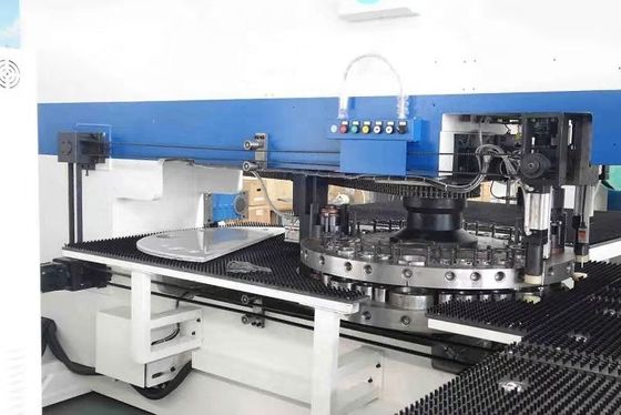 Punzonadora 30 TON Metal Sheet de la torrecilla serva de la tecnología de Alemania
