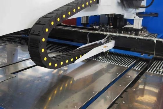 Punzonadora 30 TON Metal Sheet de la torrecilla serva de la tecnología de Alemania